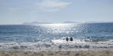Playa se Samil en Vigo con Islas Cies al fondo en un atardecer