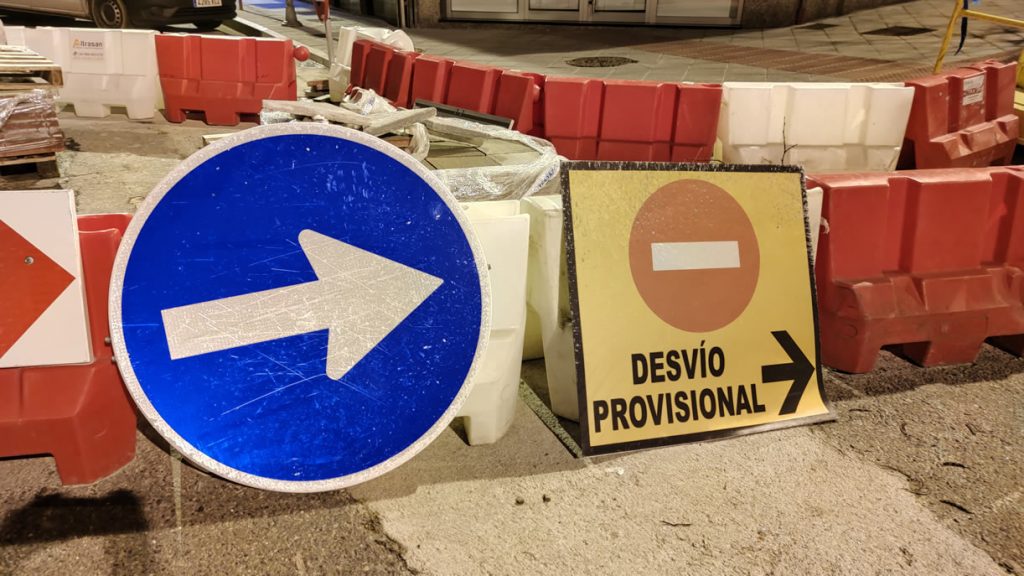 Señales de tráfico de calle cortada con desvío provisional por obras