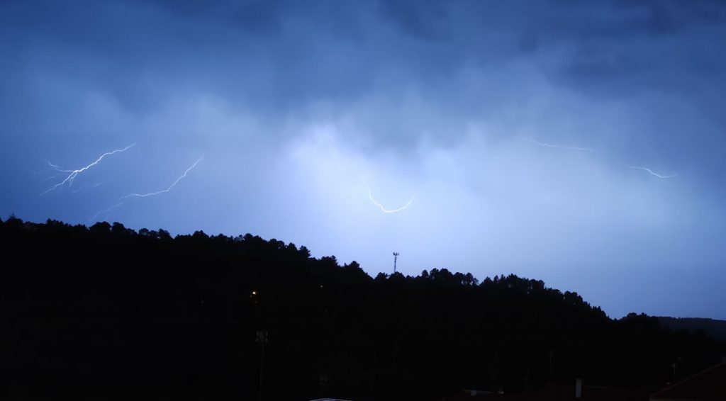 Tormenta en Ourense con truenos relámpagos lluvia y temporal tiempo