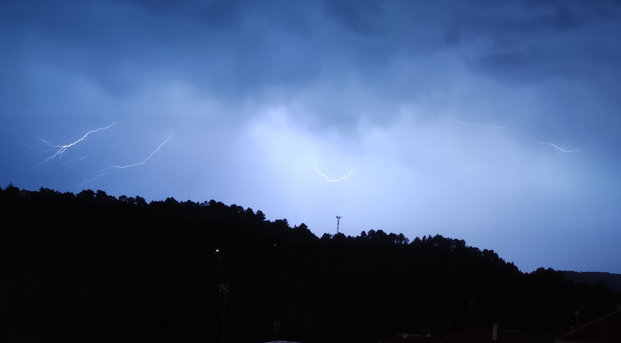 Tormenta en Ourense con truenos relámpagos lluvia y temporal tiempo