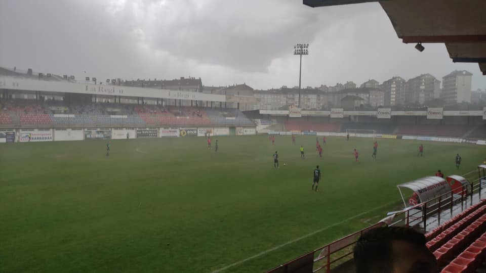 La UD Ourense vence al Fisterra y sueña con la salvación (2-0) 1 UD Ourense en O Couto