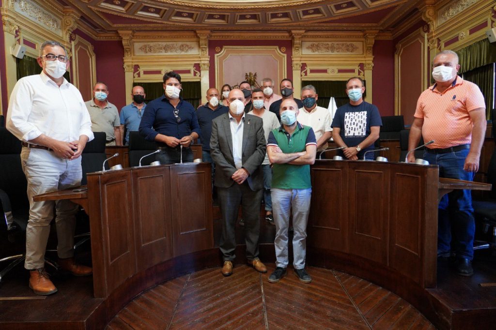 El alcalde de Ourense muestra a una delegación de políticos canarios, los contenedores de basura de nuestra ciudad 1 Alcalde y delegación canaria