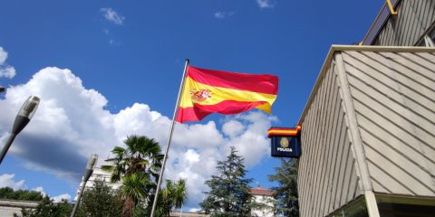 Bandera de España en Comisaria de Policía