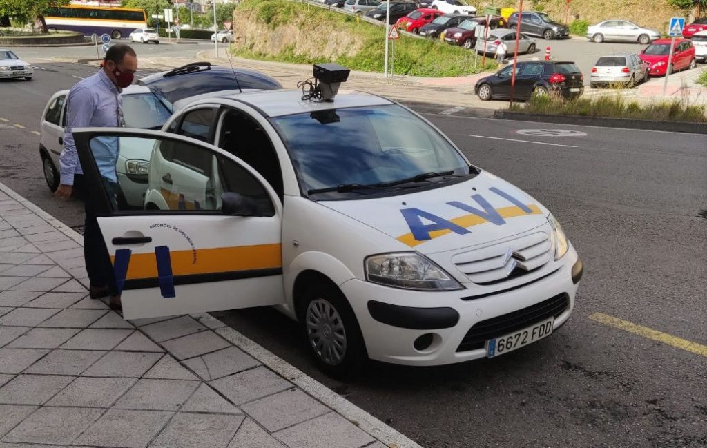 El coche de vigilancia integral de la Policía Local vuelve a circular por Ourense 1 Coche AVI de la Policía Local para poner multas