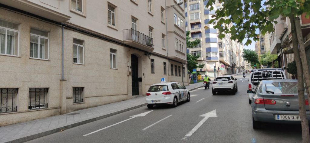 Un motorista es trasladado al CHUO tras una colisión con un coche 1 Cruce Valle Inclán y Celso Emilio Ferreiro