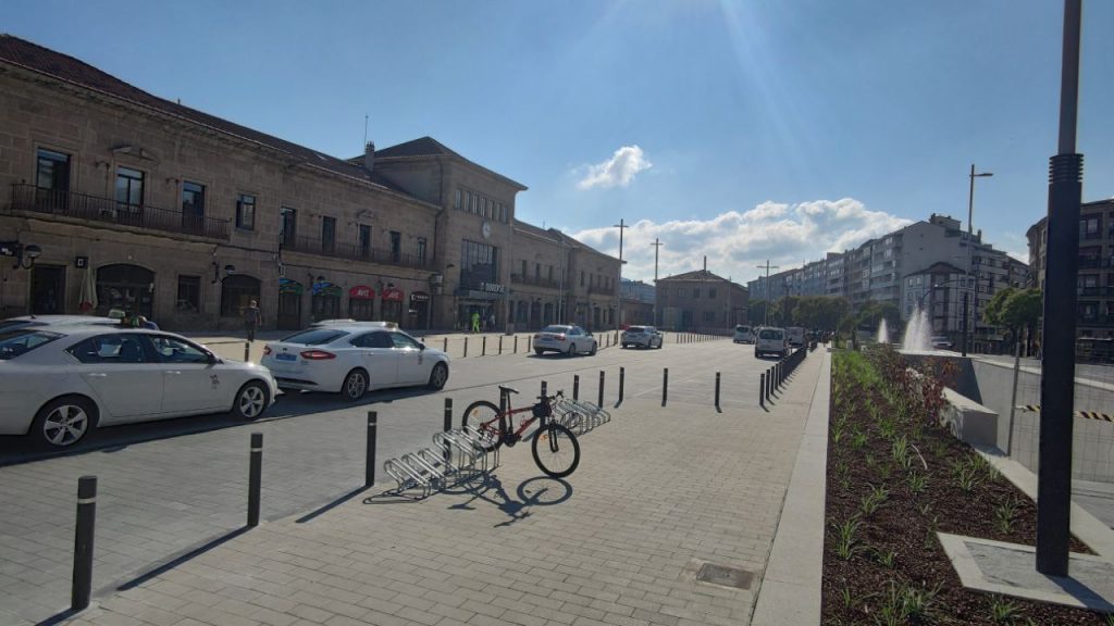 Estación de tren y parada de Taxis en A Ponte