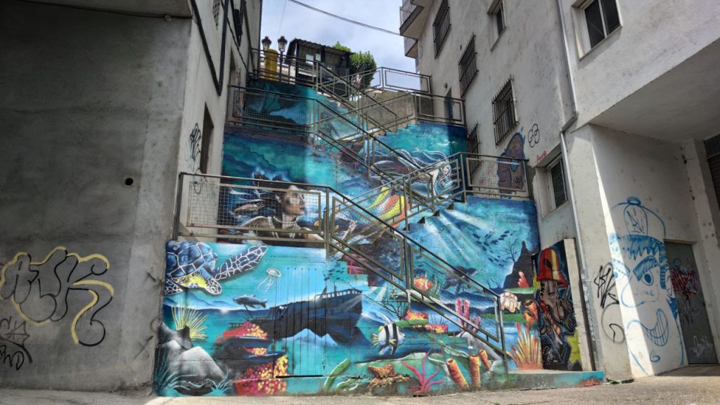 Un bonito mural para ocultar una horrorosa escalera en A Valenzá 1 Graffiti en escalera de A Valenzá