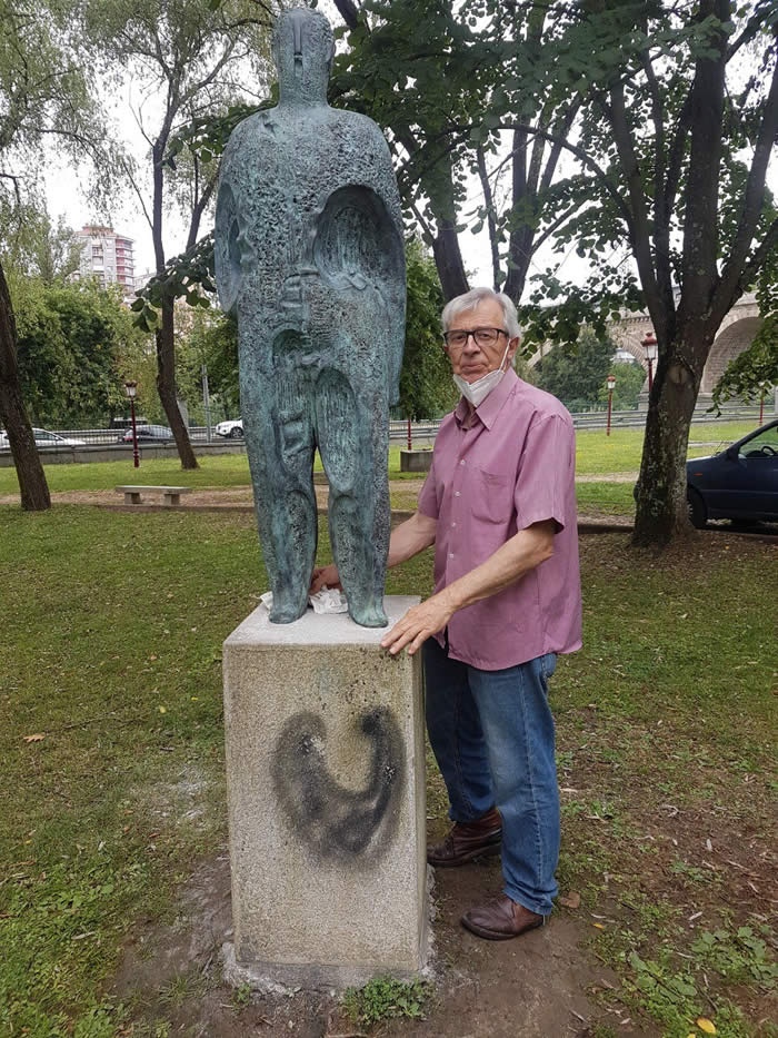 "O Home da Rabeda" de Xosé Cid vuelve a lucir en el Parque Miño tras ser robada 2 O Home da Rabeda
