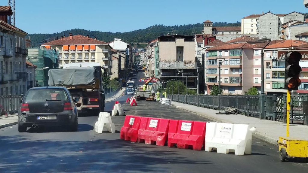 Atascos en Marcelo Macías por el corte de un carril del puente sobre el Barbaña 1 Obras y tráfico en Marcelo Macías