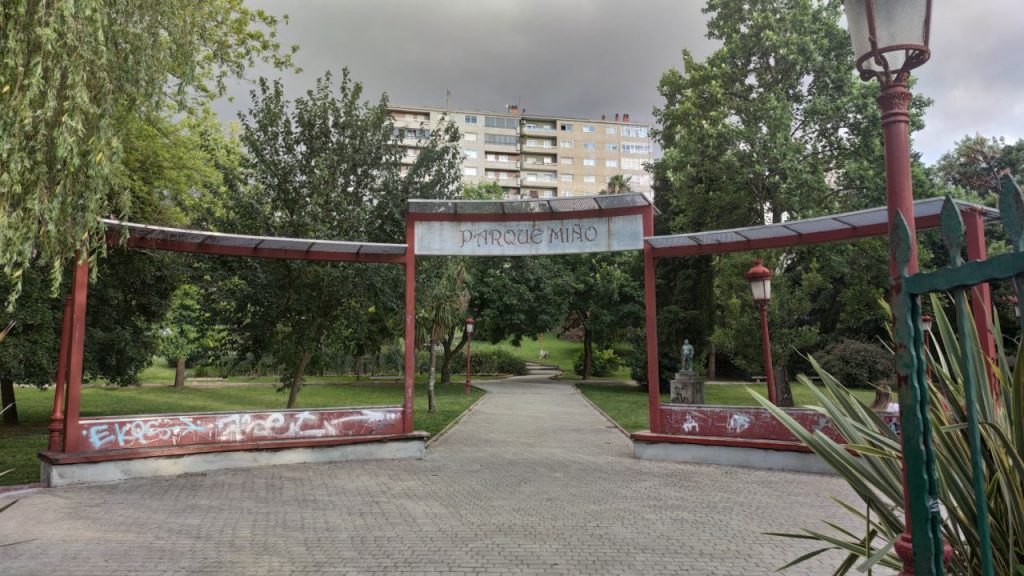 "O Home da Rabeda" de Xosé Cid vuelve a lucir en el Parque Miño tras ser robada 1 Parque Miño