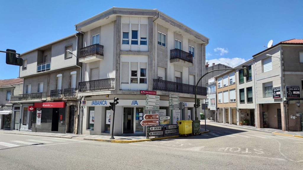 El PP pide solución para la falta de servicios financieros en el rural ourensano 1 Bande con Abanca y Banco Santander