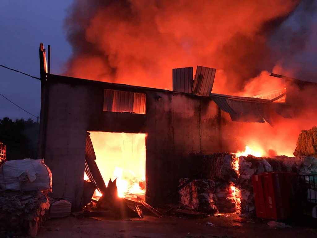 Nave ardiendo en Barbadás fuego