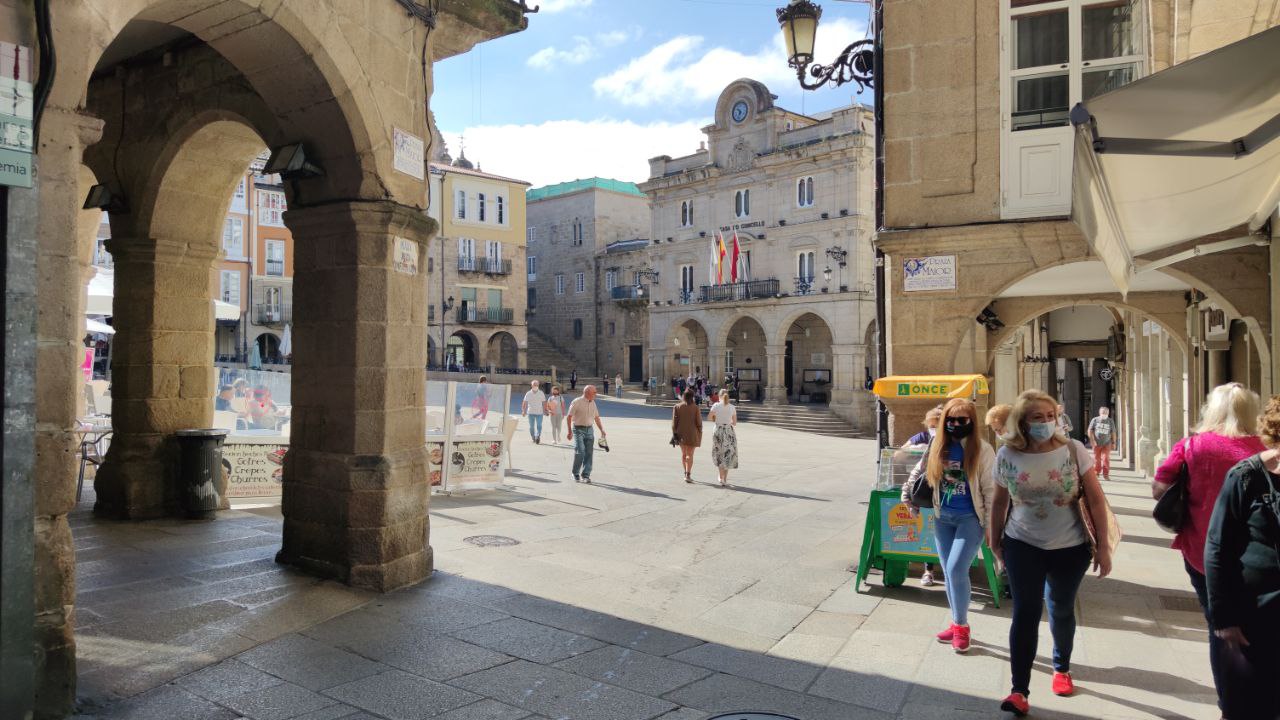 Plaza Mayor y Concello de Ourense junto a lotería ONCE