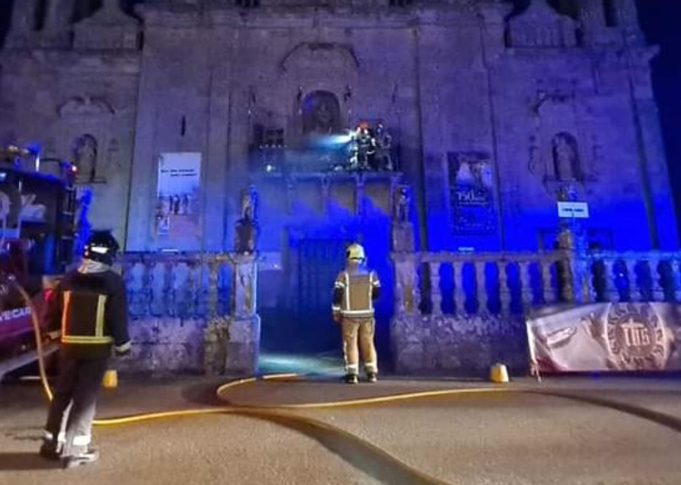 El incendio de un manto de la Virgen de los Milagros hace saltar las alarmas 1 Incendio Santuario de Os Milagros