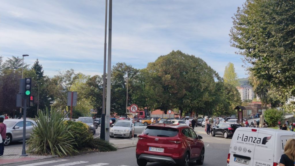La Policía Local y colegios tratarán de poner fin a los problemas de tráfico a la entrada y salida de los centros 1 Salida Salesianos coches