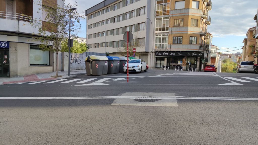 Precaución, señal de tráfico en mitad de la calzada 1 Stop Marcelo Macías