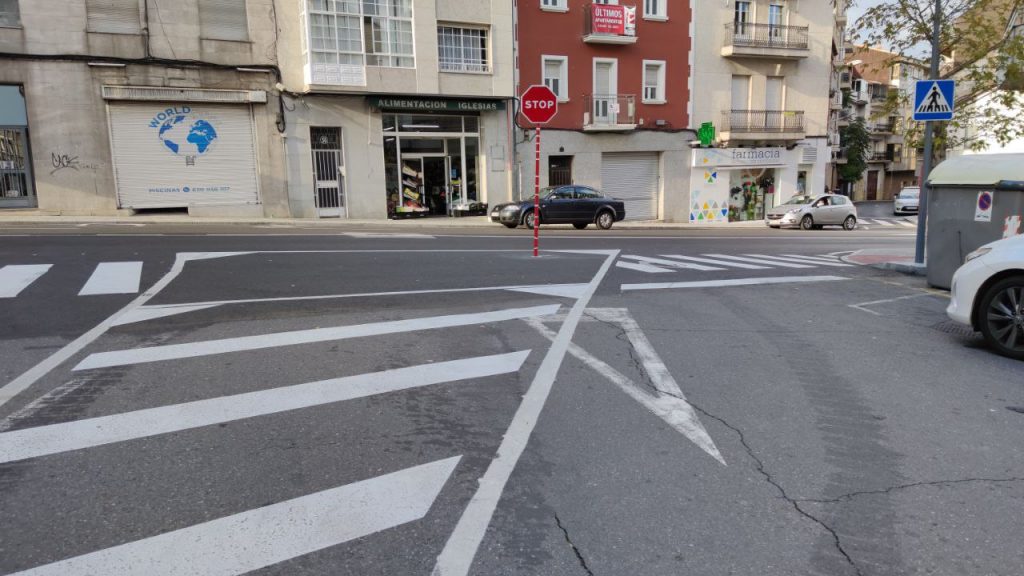 Precaución, señal de tráfico en mitad de la calzada 2 Stop Marcelo Macías
