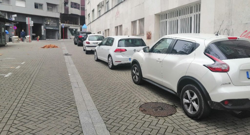 Coches en calle peatonal