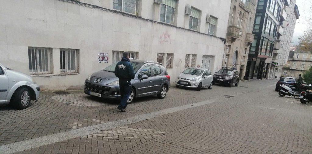 Coches en calle peatonal en Concejo
