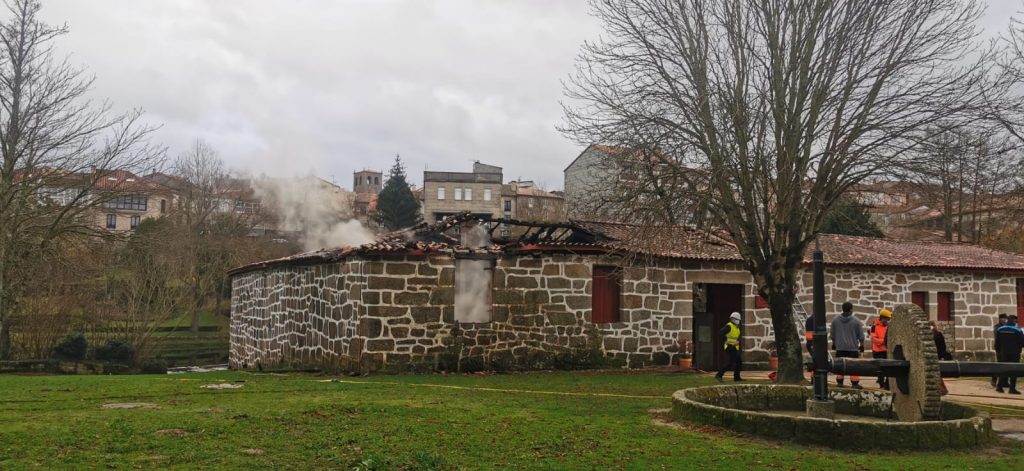 Las llamas destruyen parte de la cubierta del Museo do Coiro de Allariz 1 Incendio Museo do Coiro de Allariz
