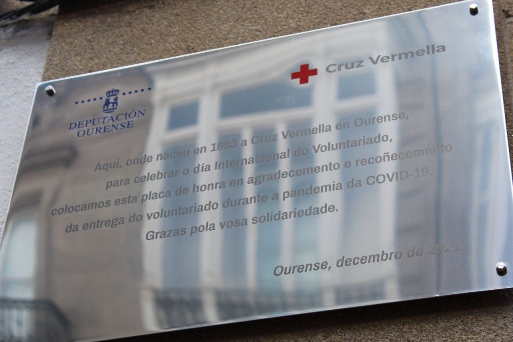 Ourense y Cruz Roja rinden homenaje al trabajo de sus voluntarios durante la pandemia 2 Placa Cruz Roja