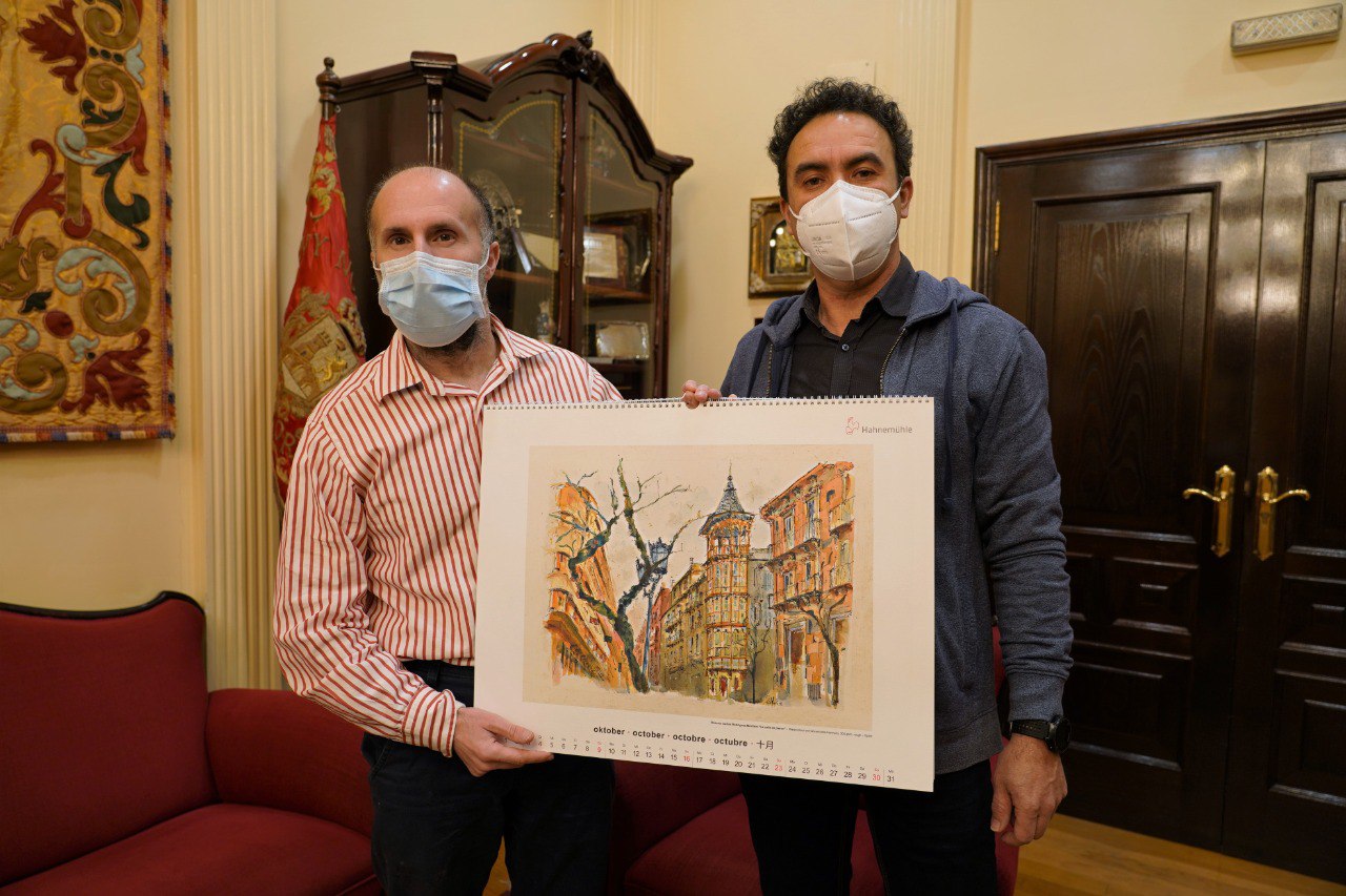 Jácome recibe Roberto Carlos Rodríguez, el pintor ourensano premiado en un concurso internacional