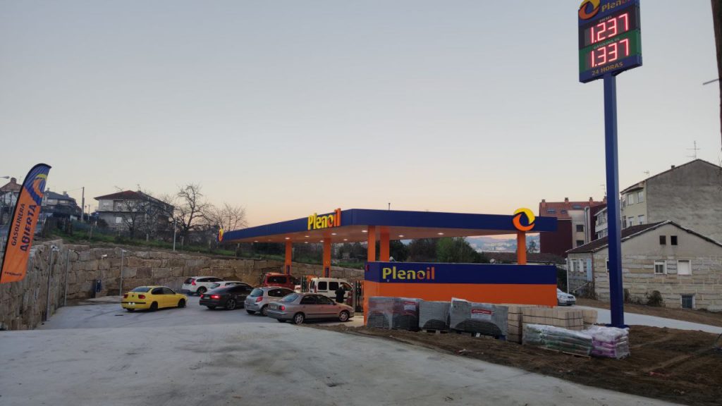 Colas para entrar en la gasolinera "low cost" de Ourense 2 Gasolinera Plenoil