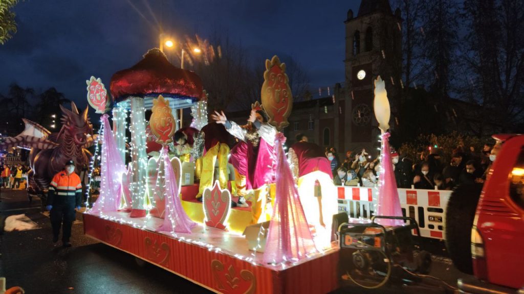 Imágenes de la cabalgata de los Reyes Magos 2022 en Ourense
