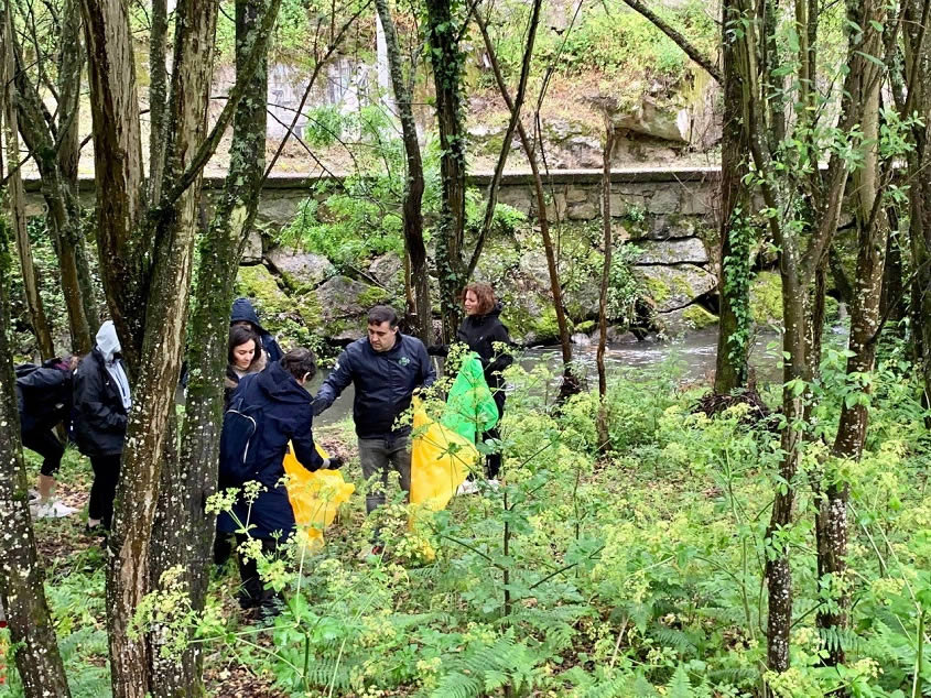 Adolfo Domínguez y el Concello colaboran para eliminar la "basuraleza" en la ciudad de Ourense 1 Basura