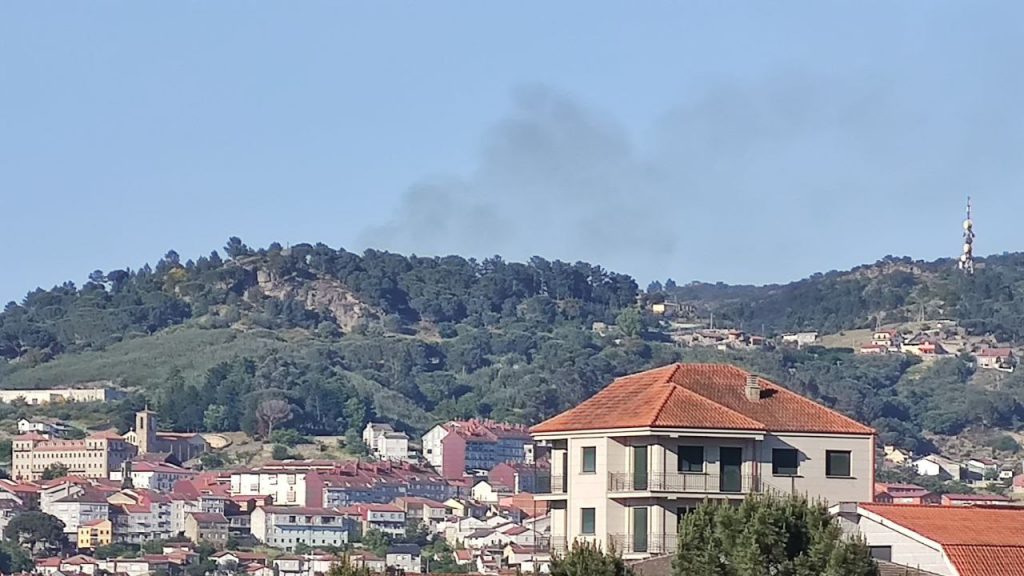Los bomberos tratan de sofocar un incendio en la zona de Montealegre 1 Incendio en Montealegre