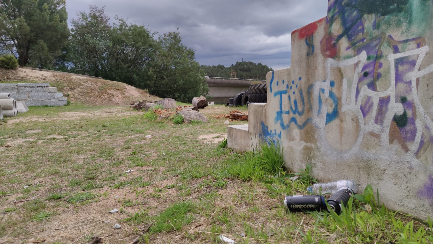 Aparece un parque de A Valenzá lleno de pintadas y destrozos 6 Botes de Pintura