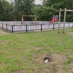 Cableado suelto en A Valenzá junto a parque infantil