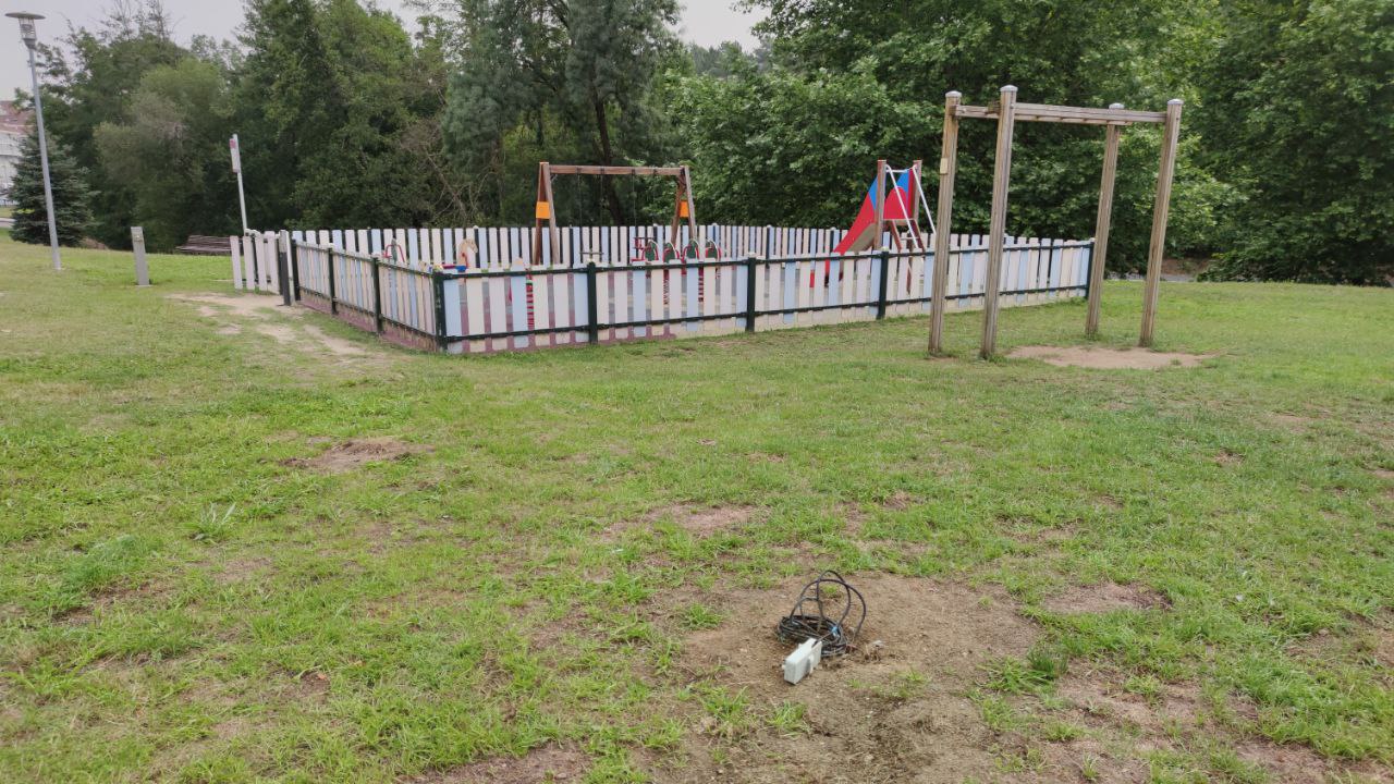 Cableado suelto en A Valenzá junto a parque infantil