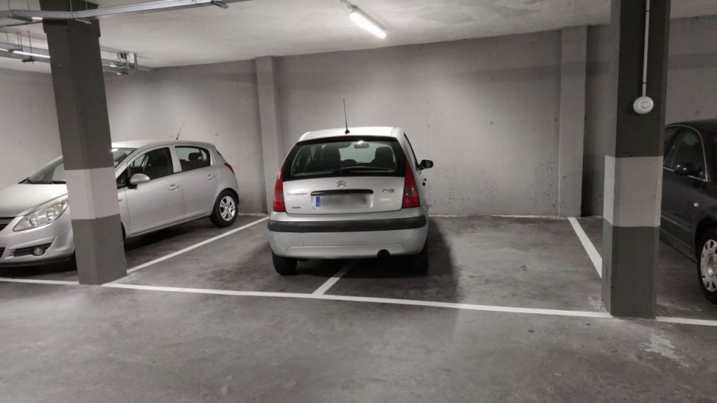 Coche mal estacionado en Mercadona A Valenzá