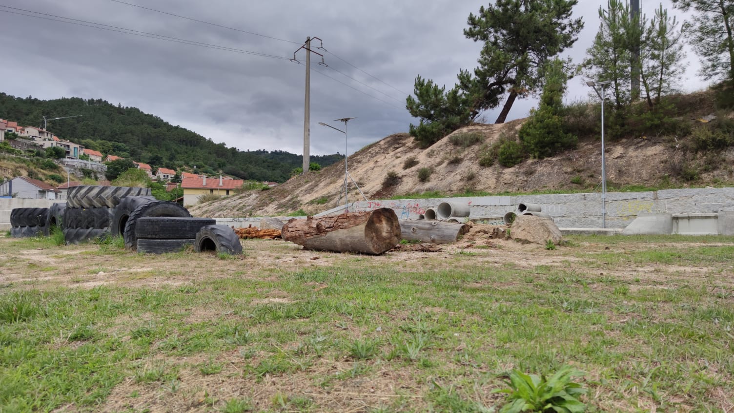 Aparece un parque de A Valenzá lleno de pintadas y destrozos 5 Destrozos en A Valenzá