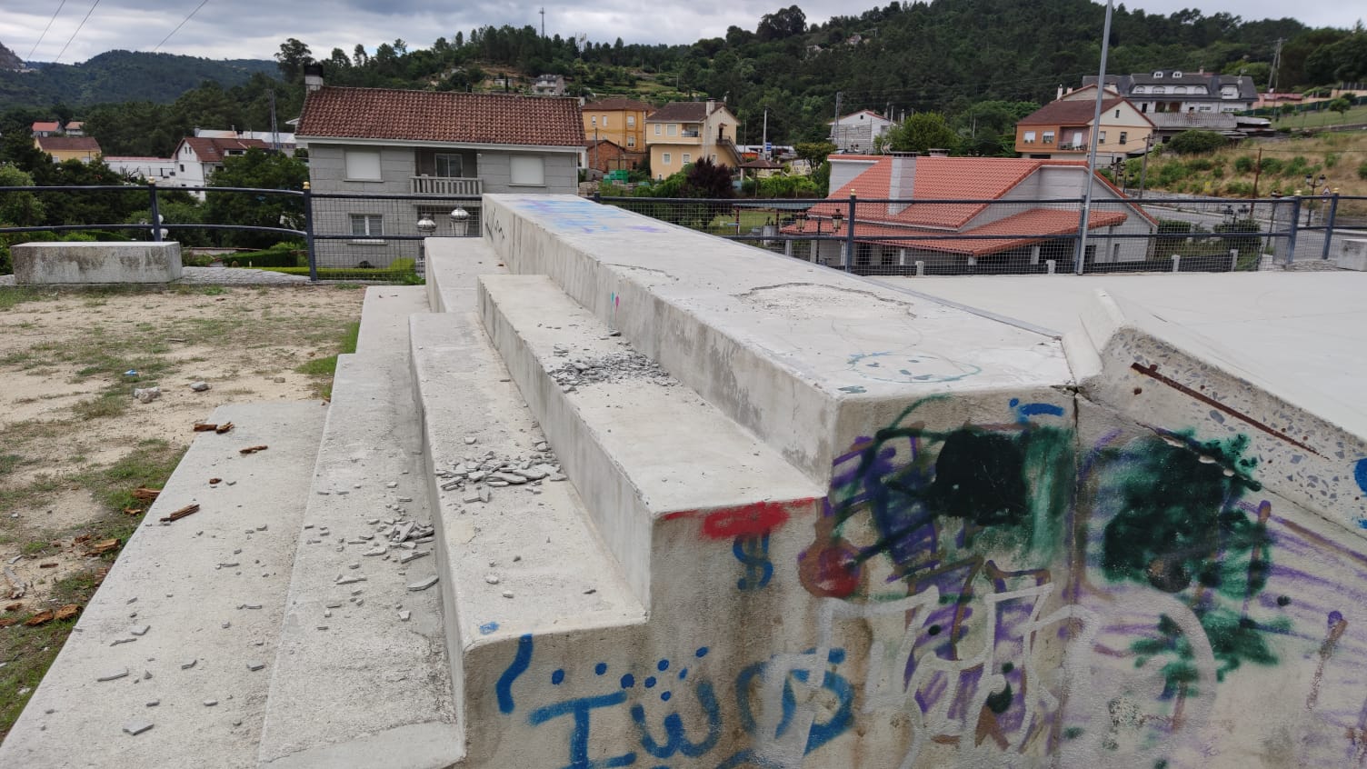 Aparece un parque de A Valenzá lleno de pintadas y destrozos 7 Escaleras de la Pista Skate