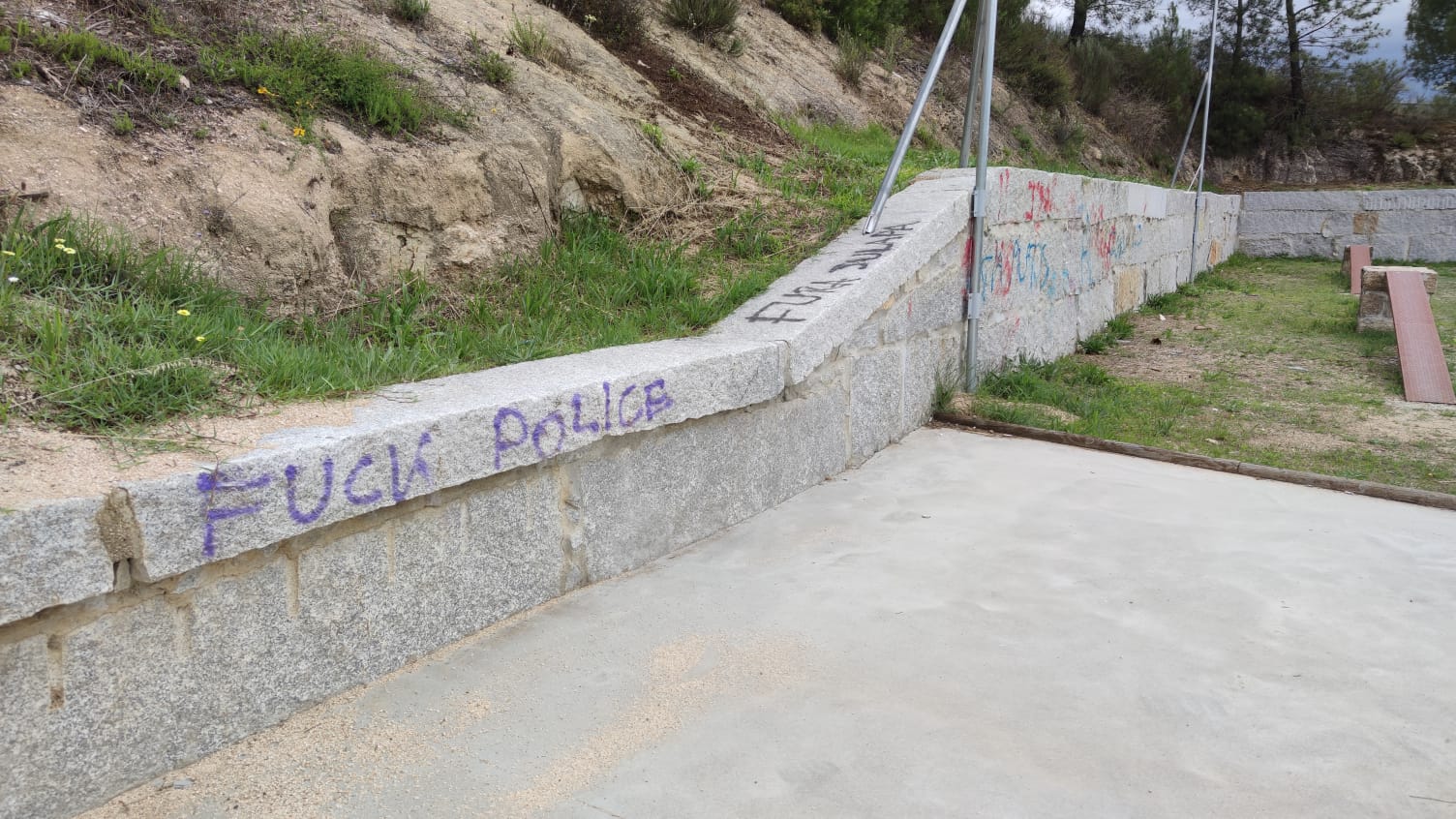 Aparece un parque de A Valenzá lleno de pintadas y destrozos 11 Fck Police