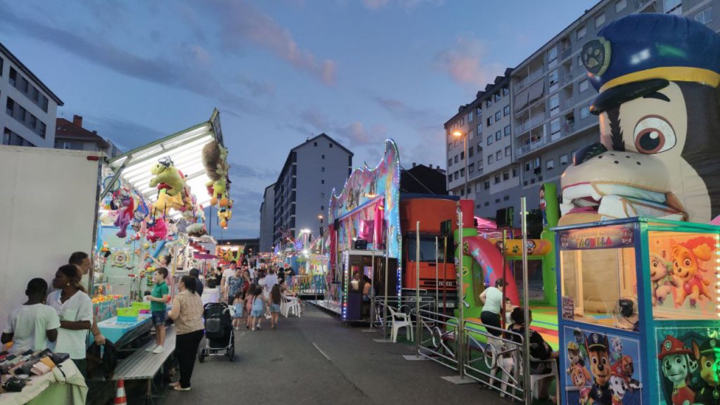 Feriantes y atracciones en fiestas de A Valenzá