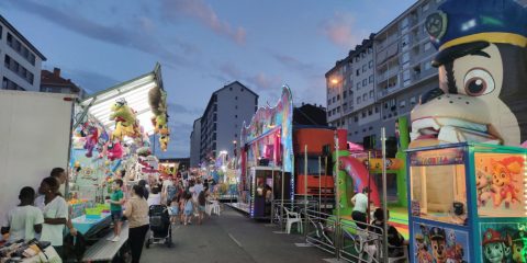 Feriantes y atracciones en fiestas de A Valenzá