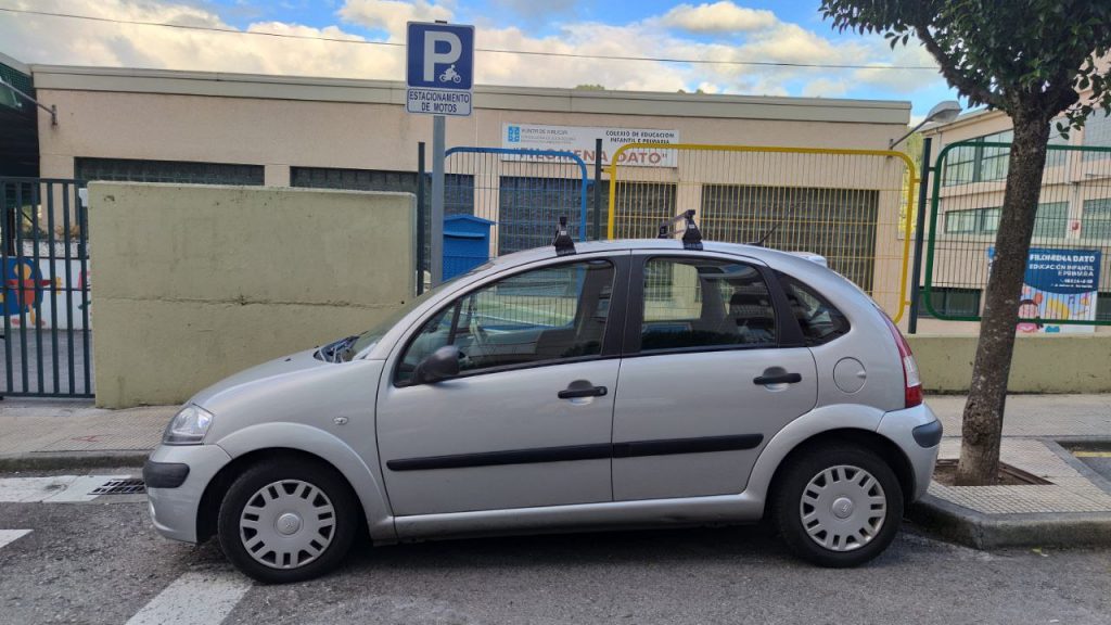 Aparcando en dos plazas para motos 1 Mal aparcado en plaza de motos