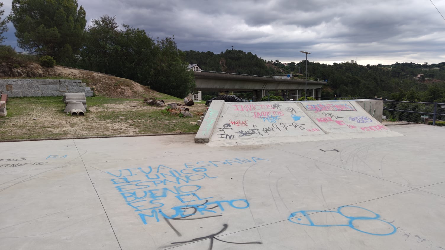 Aparece un parque de A Valenzá lleno de pintadas y destrozos 9 Mensaje racista en Pista Skate A Valenzá