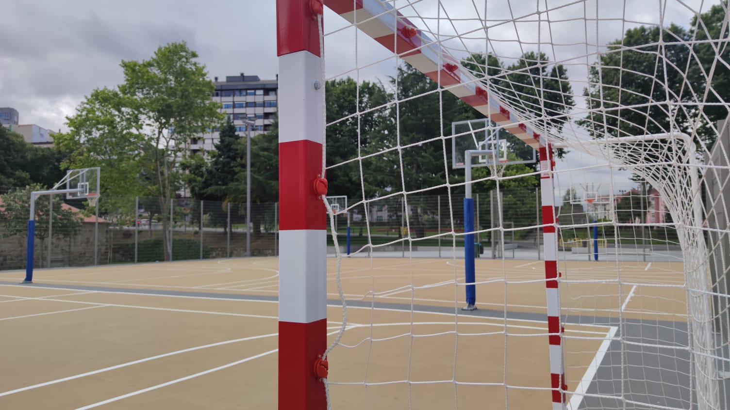 Fotos del exterior del Pabellón de Os Remedios después de la reforma realizada por el Concello de Ourense 6 Pabellón de Os Remedios y canchas