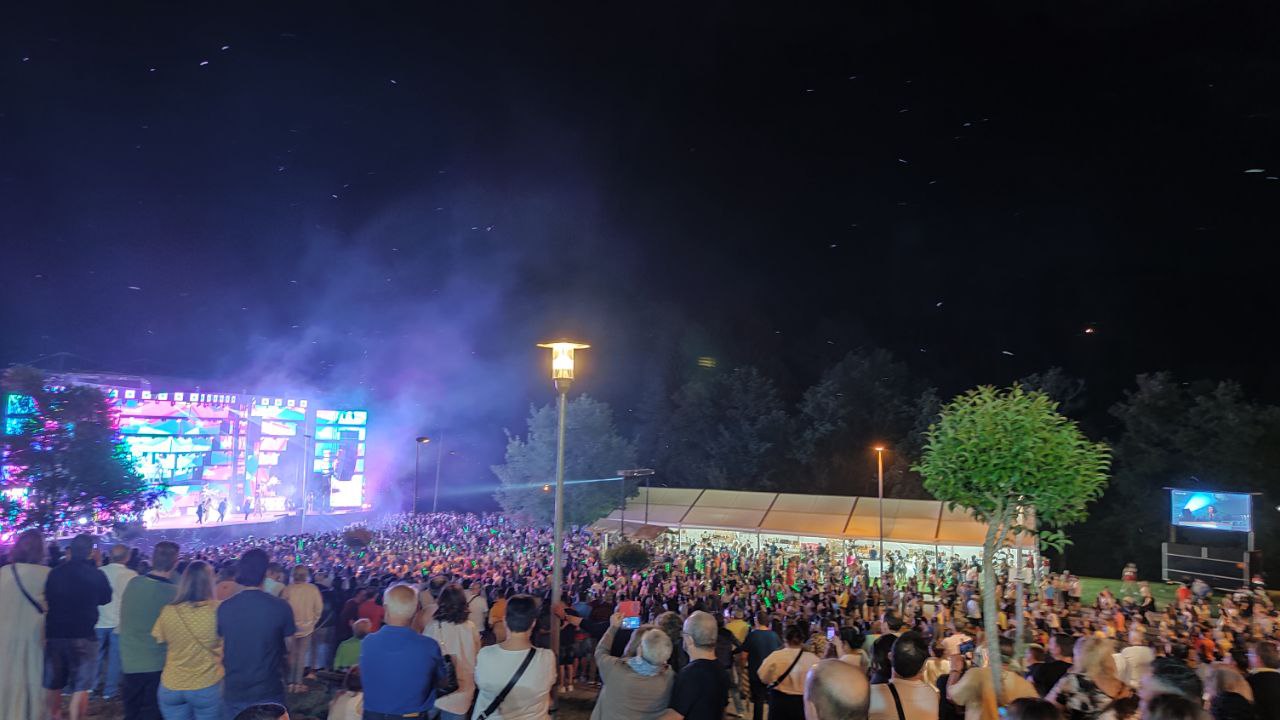 Gran afluencia de público para disfrutar de la actuación de la orquesta París de Noia en las fiestas de A Valenzá 2022 4 París de Noia Fiestas de A Valenzá Barbadás