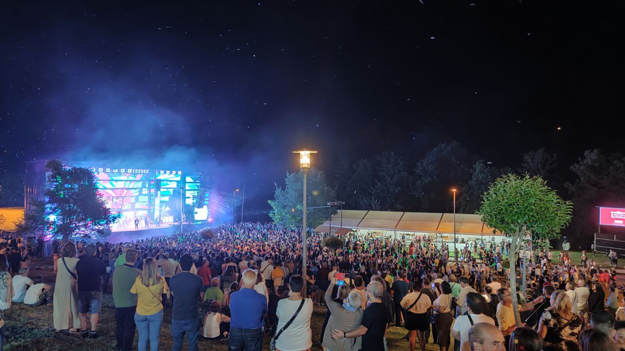 Gran afluencia de público para disfrutar de la actuación de la orquesta París de Noia en las fiestas de A Valenzá 2022 5 París de Noia Fiestas de A Valenzá Barbadás