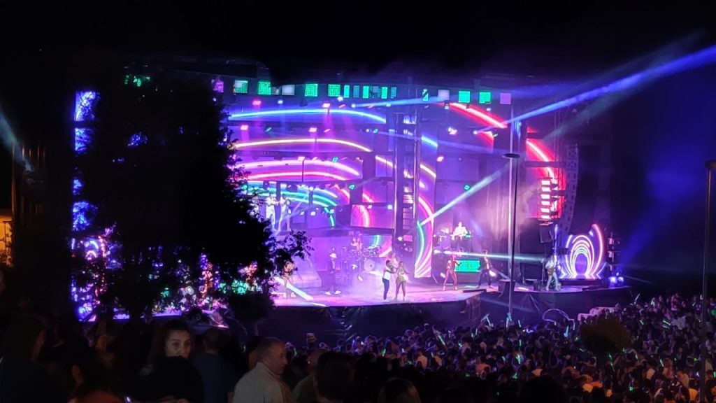 Gran afluencia de público para disfrutar de la actuación de la orquesta París de Noia en las fiestas de A Valenzá 2022 1 París de Noia Fiestas de A Valenzá Barbadás