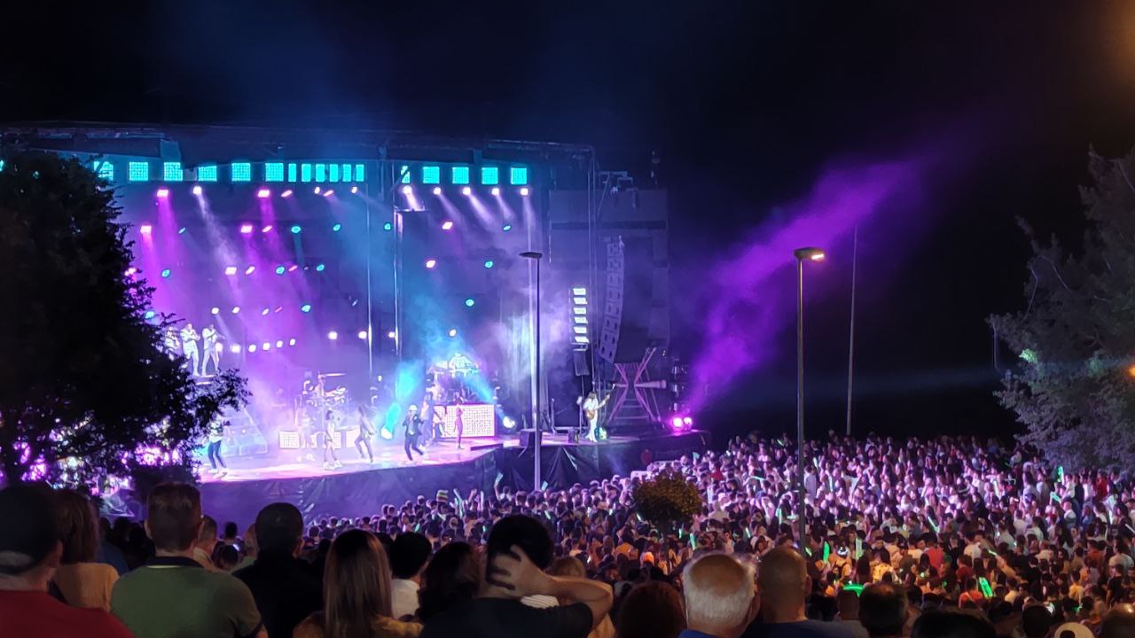 Gran afluencia de público para disfrutar de la actuación de la orquesta París de Noia en las fiestas de A Valenzá 2022 8 París de Noia Fiestas de A Valenzá Barbadás