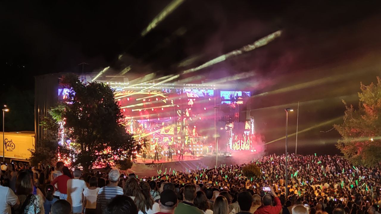 Gran afluencia de público para disfrutar de la actuación de la orquesta París de Noia en las fiestas de A Valenzá 2022 9 París de Noia Fiestas de A Valenzá Barbadás