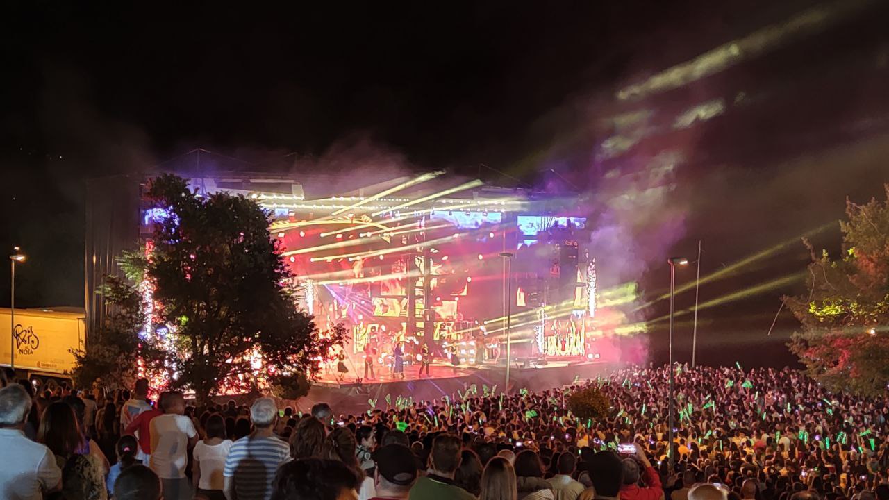 Gran afluencia de público para disfrutar de la actuación de la orquesta París de Noia en las fiestas de A Valenzá 2022 10 París de Noia Fiestas de A Valenzá Barbadás
