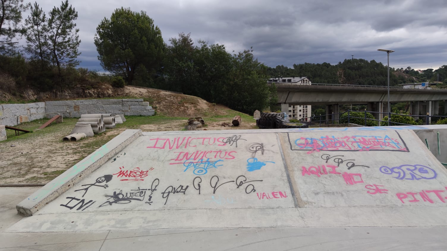 Aparece un parque de A Valenzá lleno de pintadas y destrozos 8 Pintadas en A Valenzá