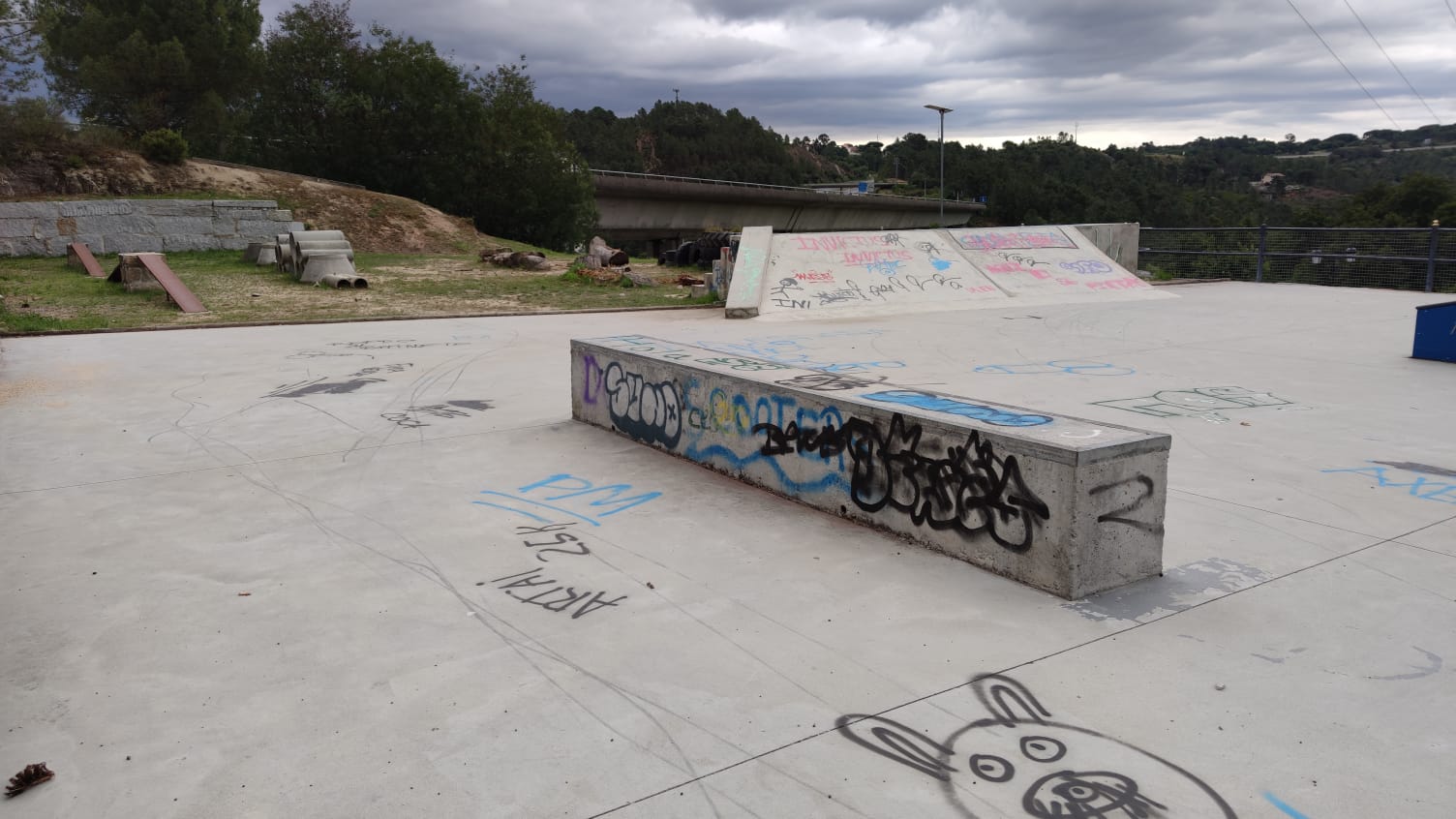 Aparece un parque de A Valenzá lleno de pintadas y destrozos 10 Pintadas en Pista de A Valenzá